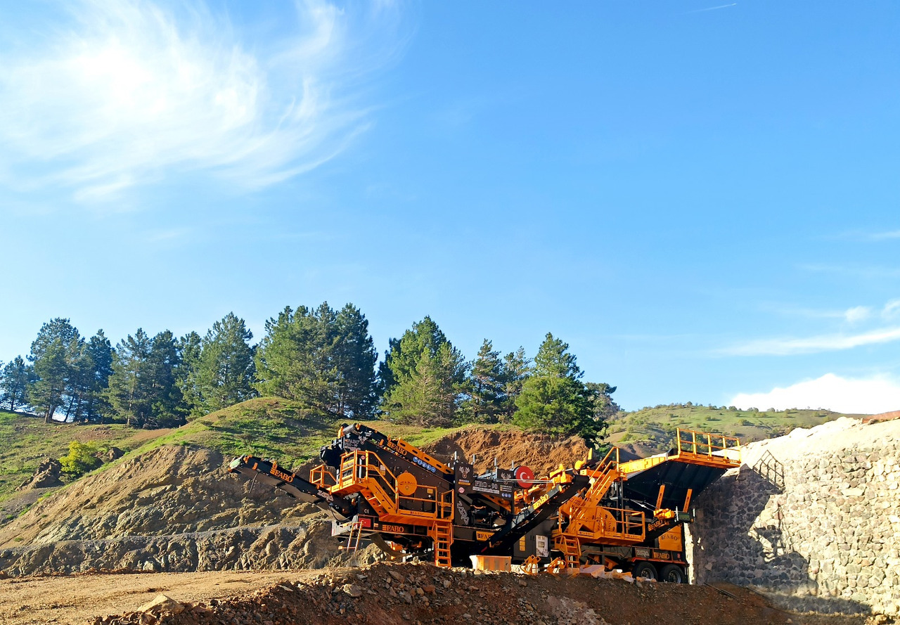 FABO mobile impact crusher - Röpítő törő: 2 kép. FABO mobile impact crusher - Röpítő törő: 2 kép.