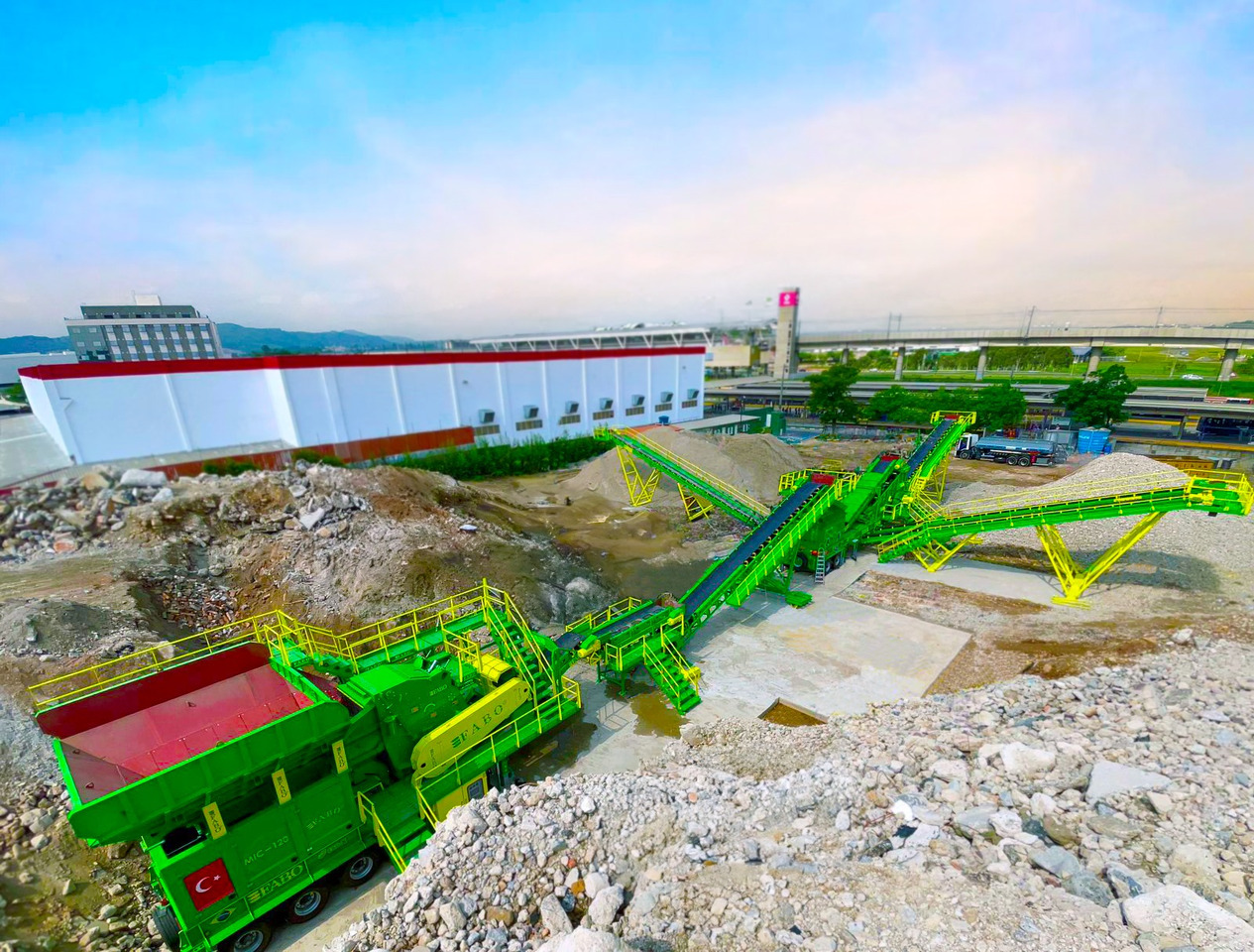 FABO mobile impact crusher - Röpítő törő: 1 kép. FABO mobile impact crusher - Röpítő törő: 1 kép.