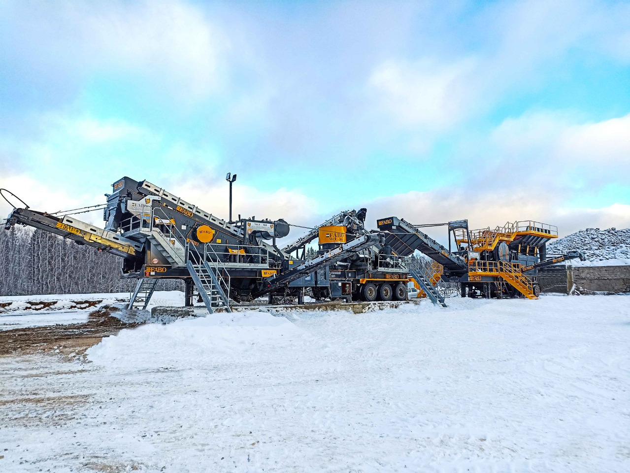 FABO mobile jaw crusher - Pofás törő: 5 kép. FABO mobile jaw crusher - Pofás törő: 5 kép.