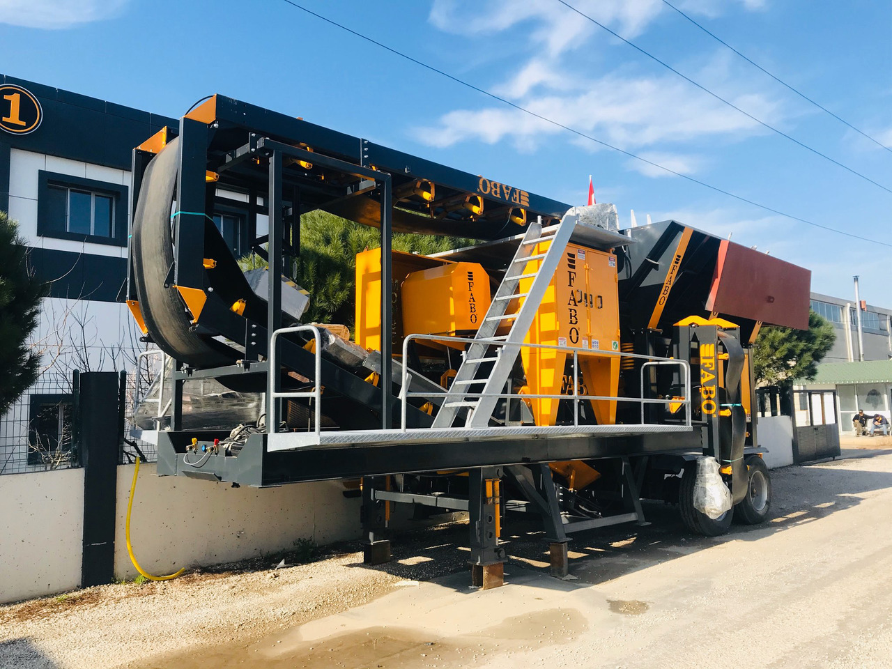 FABO mobile jaw crusher - Pofás törő: 2 kép. FABO mobile jaw crusher - Pofás törő: 2 kép.