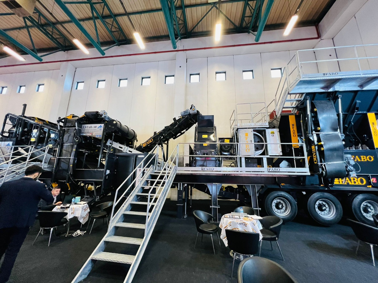 FABO mobile jaw crusher - Pofás törő: 3 kép. FABO mobile jaw crusher - Pofás törő: 3 kép.