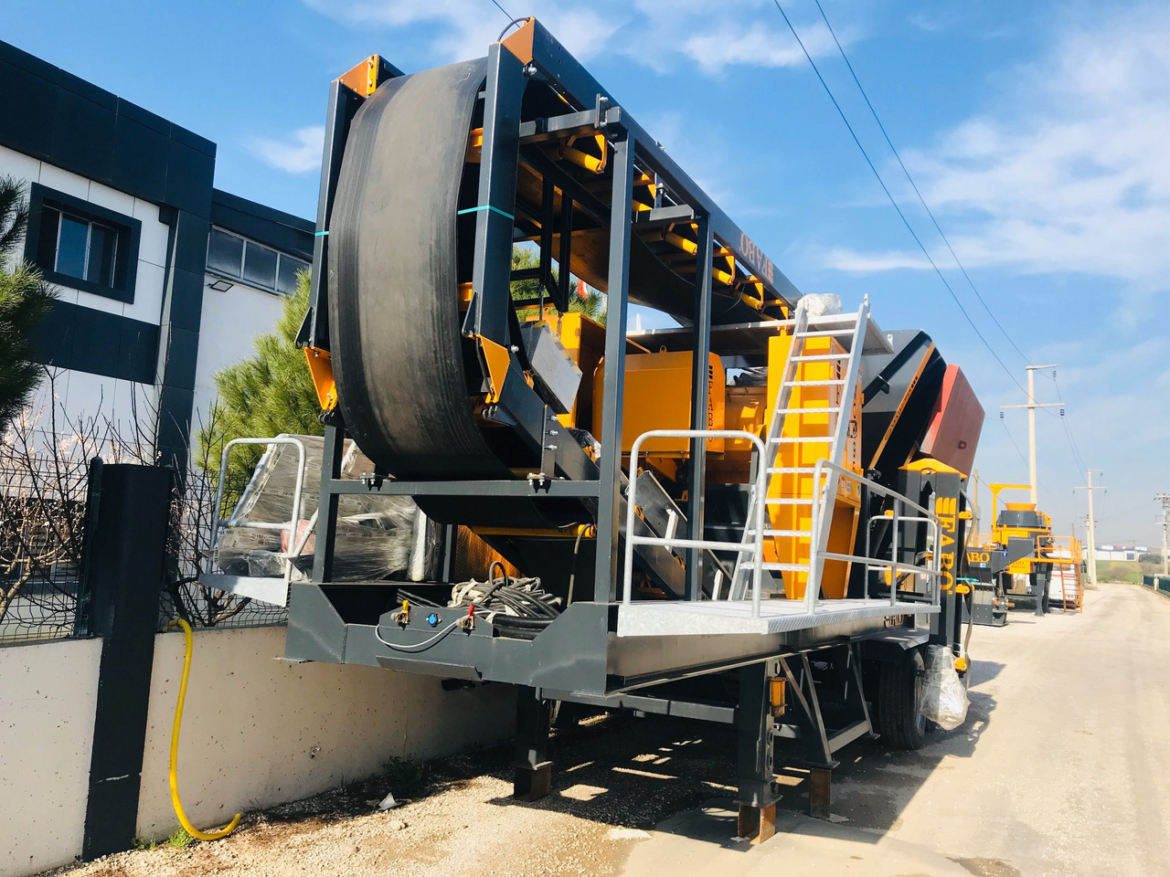 FABO mobile jaw crusher - Pofás törő: 3 kép. FABO mobile jaw crusher - Pofás törő: 3 kép.