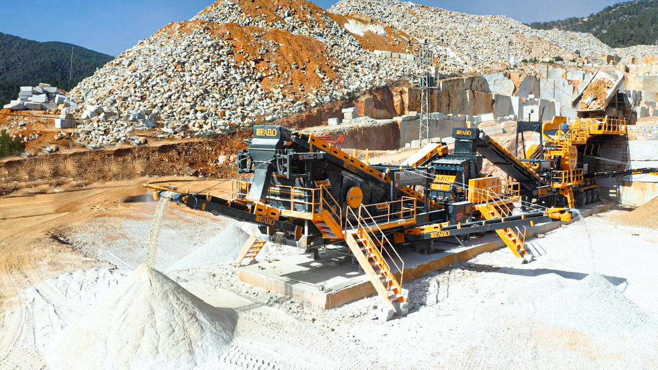 FABO mobile jaw crusher - Pofás törő: 2 kép. FABO mobile jaw crusher - Pofás törő: 2 kép.