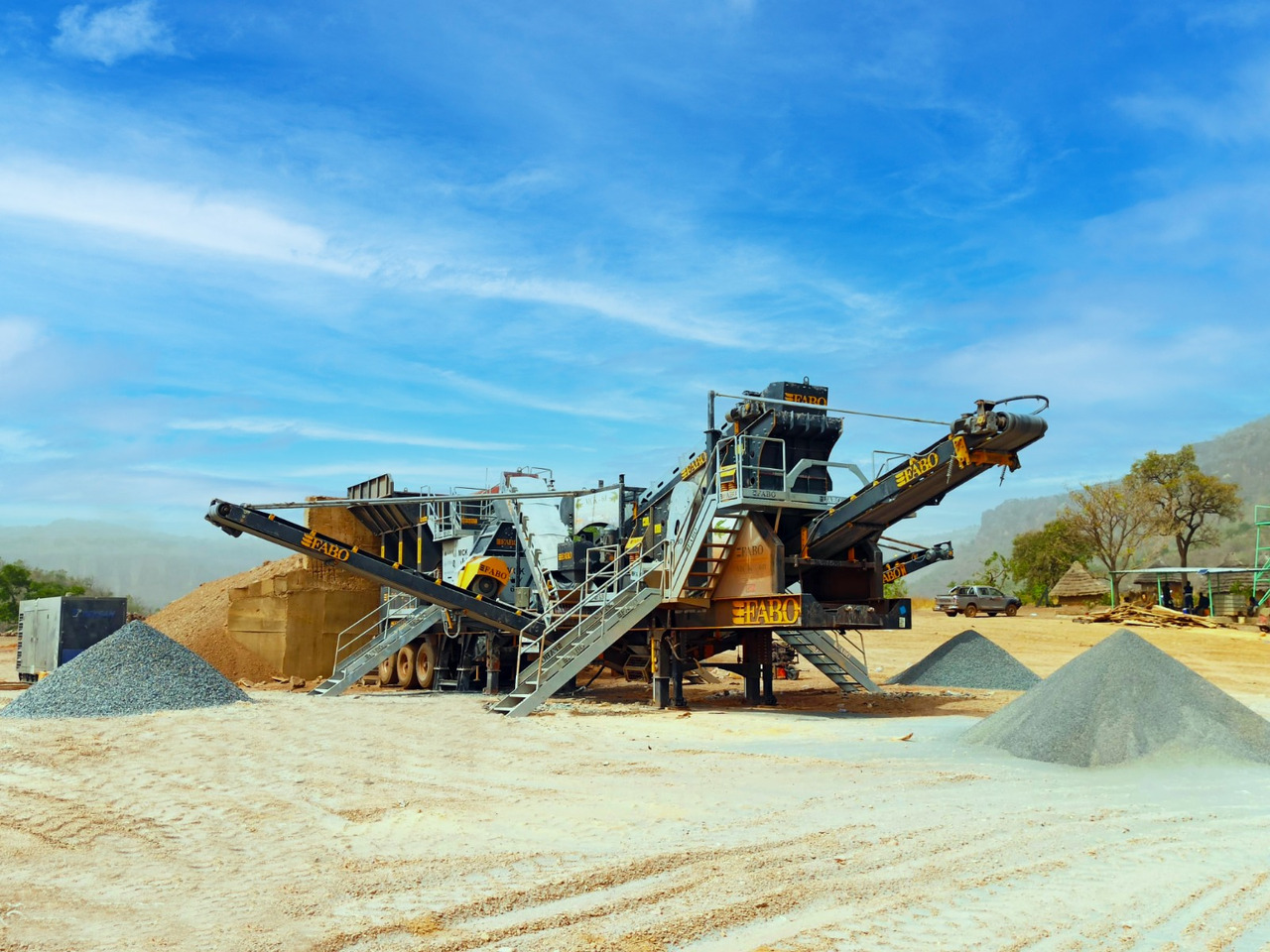 FABO mobile jaw crusher - Pofás törő: 1 kép. FABO mobile jaw crusher - Pofás törő: 1 kép.