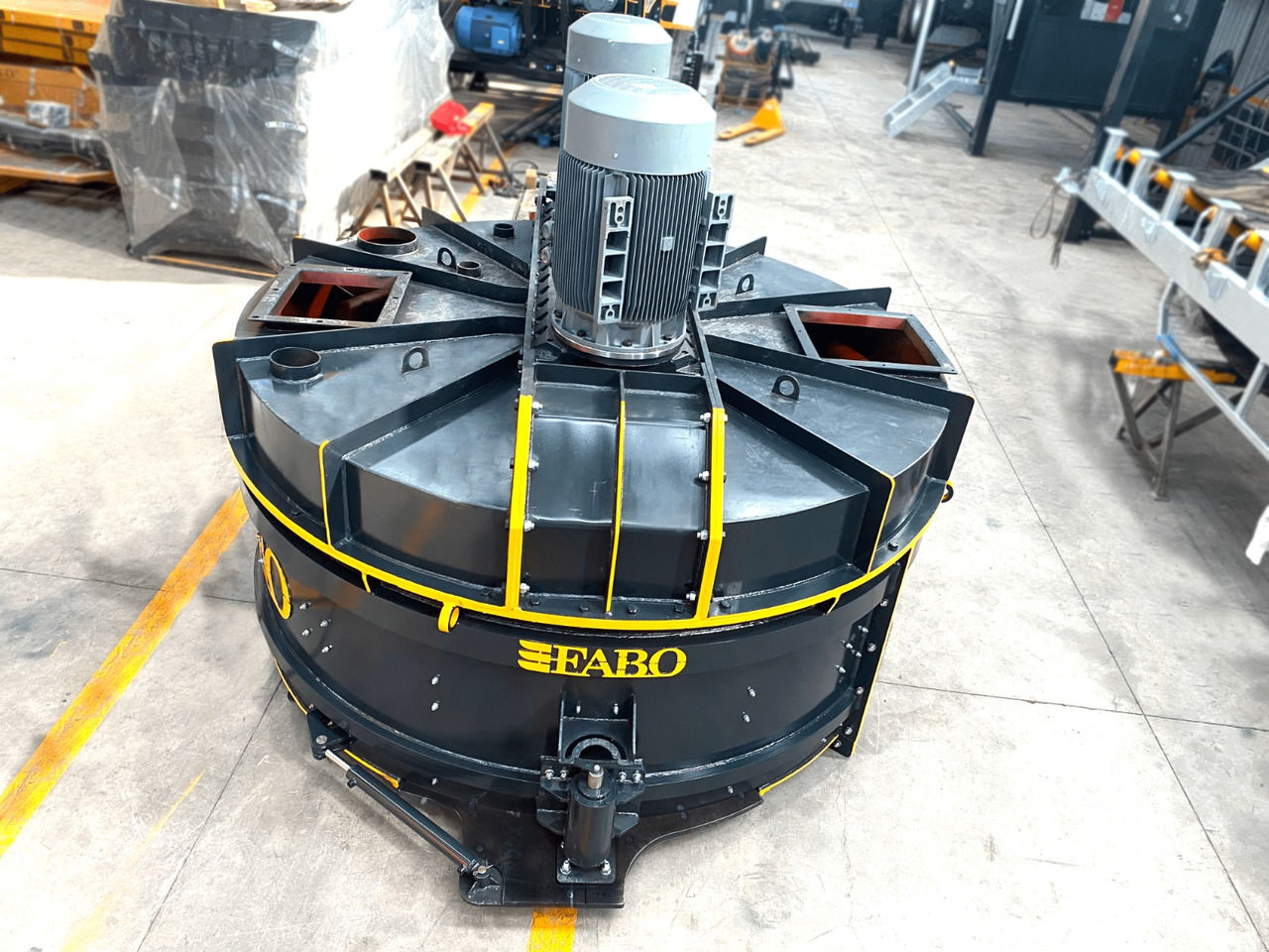 FABO twin shaft mixer - Betonkeverő: 4 kép. FABO twin shaft mixer - Betonkeverő: 4 kép.
