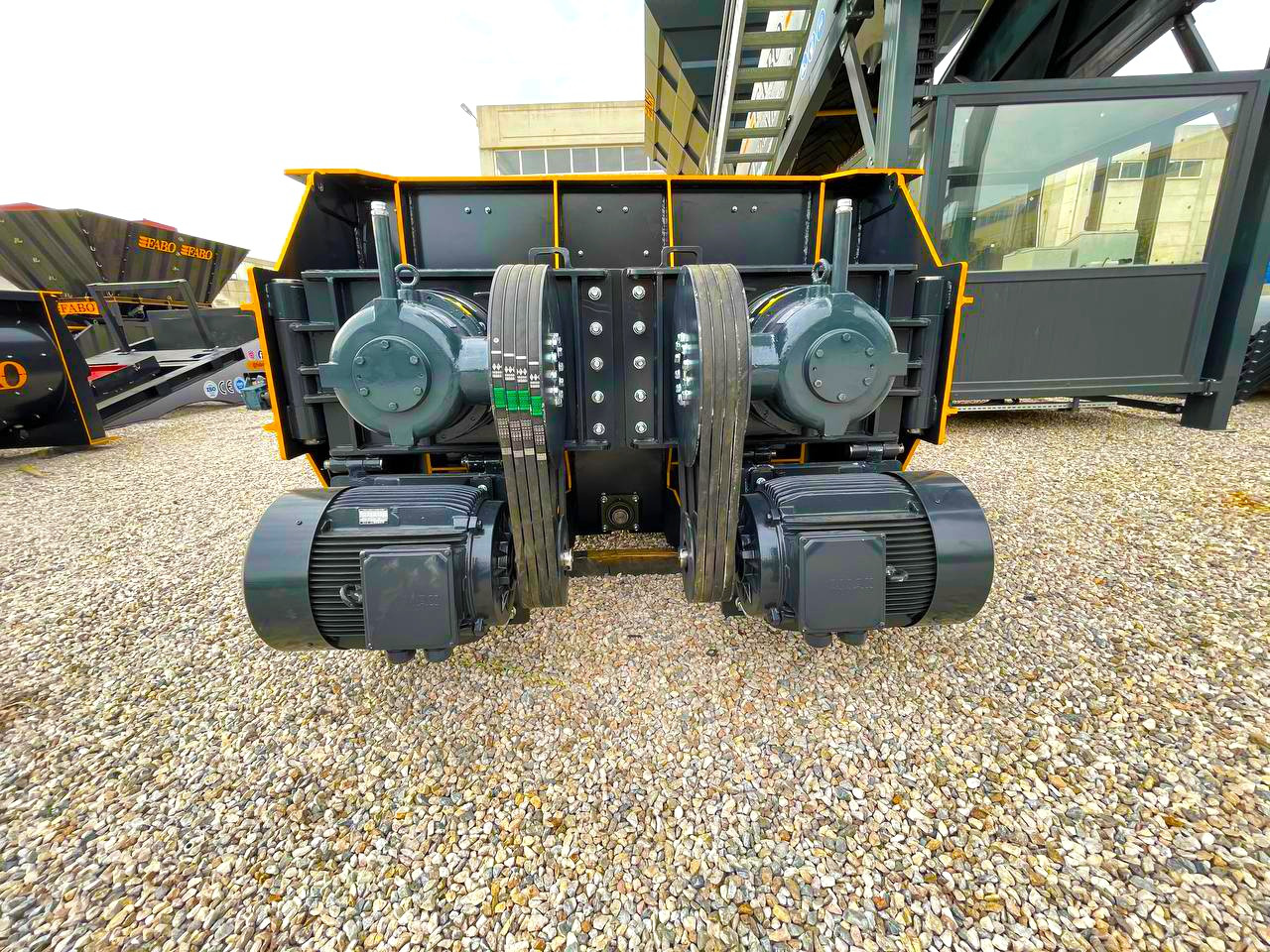FABO twin shaft mixer - Betonkeverő: 3 kép. FABO twin shaft mixer - Betonkeverő: 3 kép.