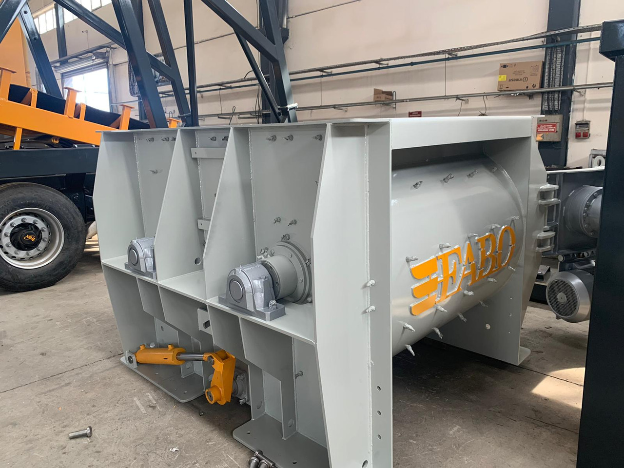 FABO twin shaft mixer - Betonkeverő: 5 kép. FABO twin shaft mixer - Betonkeverő: 5 kép.