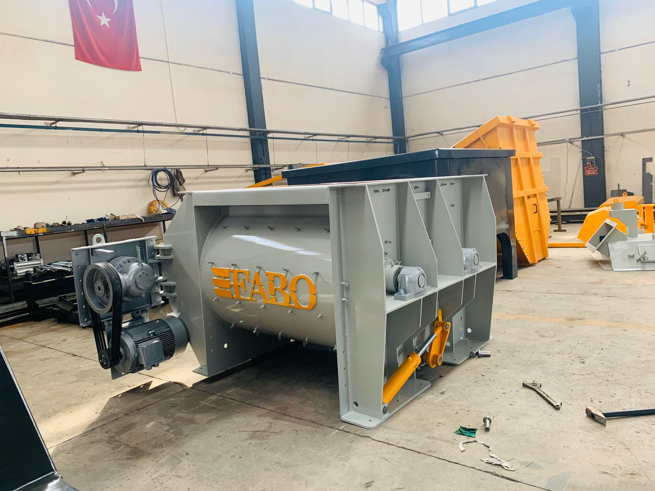 FABO twin shaft mixer - Betonkeverő: 2 kép. FABO twin shaft mixer - Betonkeverő: 2 kép.