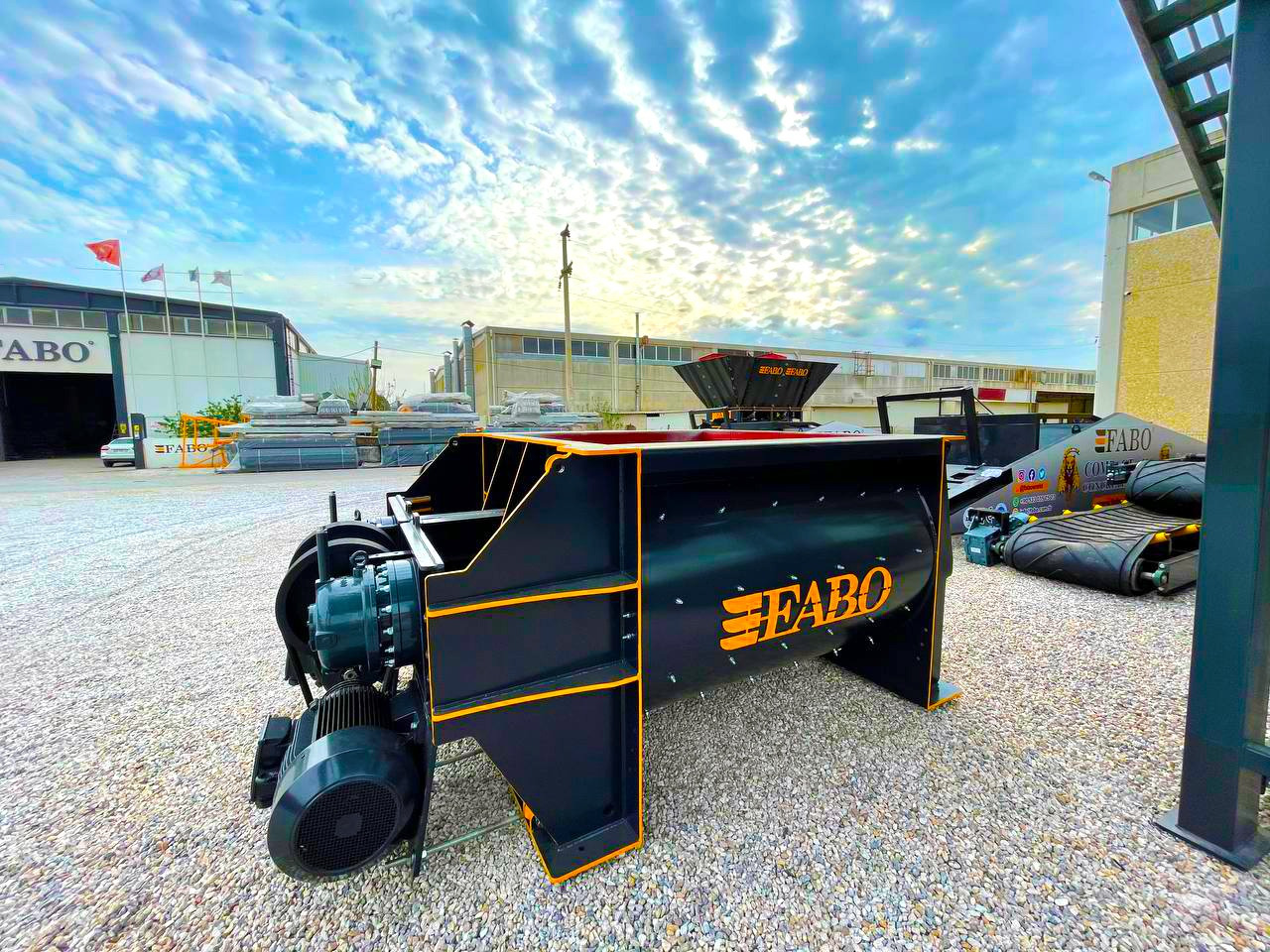 FABO twin shaft mixer - Betonkeverő: 1 kép. FABO twin shaft mixer - Betonkeverő: 1 kép.