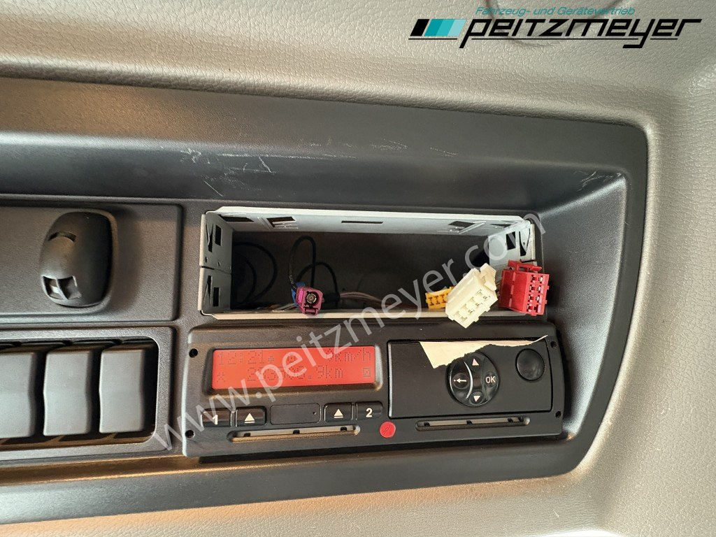 Dobozos felépítményű teherautó DAF AE 55 LF 14 G 250 BL Koffer: 26 kép.