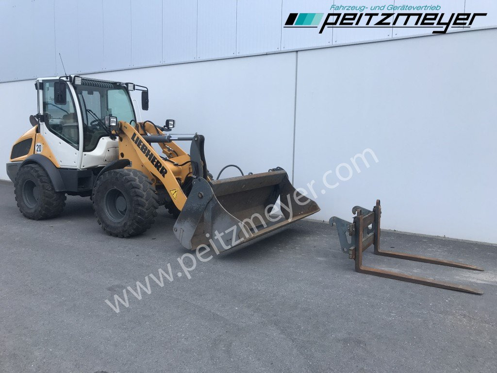 LIEBHERR RADLADER L 508 C 4in1 Schaufel + Palettengabel - Gumikerekes homlokrakodó: 2 kép. LIEBHERR RADLADER L 508 C 4in1 Schaufel + Palettengabel - Gumikerekes homlokrakodó: 2 kép.