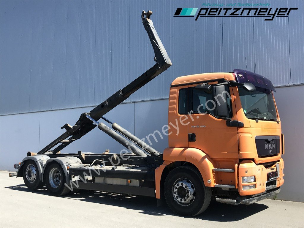 MAN TGS 26.440 BL6x2 Meiller RK 2070 mit Lenkachse - Horgos rakodó teherautó: 2 kép. MAN TGS 26.440 BL6x2 Meiller RK 2070 mit Lenkachse - Horgos rakodó teherautó: 2 kép.