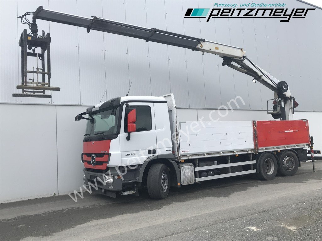 MERCEDES-BENZ Actros 2536 LL Pritsche HMF Heckkran m. Zange Baustoff - Platós teherautó, Darus autó: 1 kép. MERCEDES-BENZ Actros 2536 LL Pritsche HMF Heckkran m. Zange Baustoff - Platós teherautó, Darus autó: 1 kép.