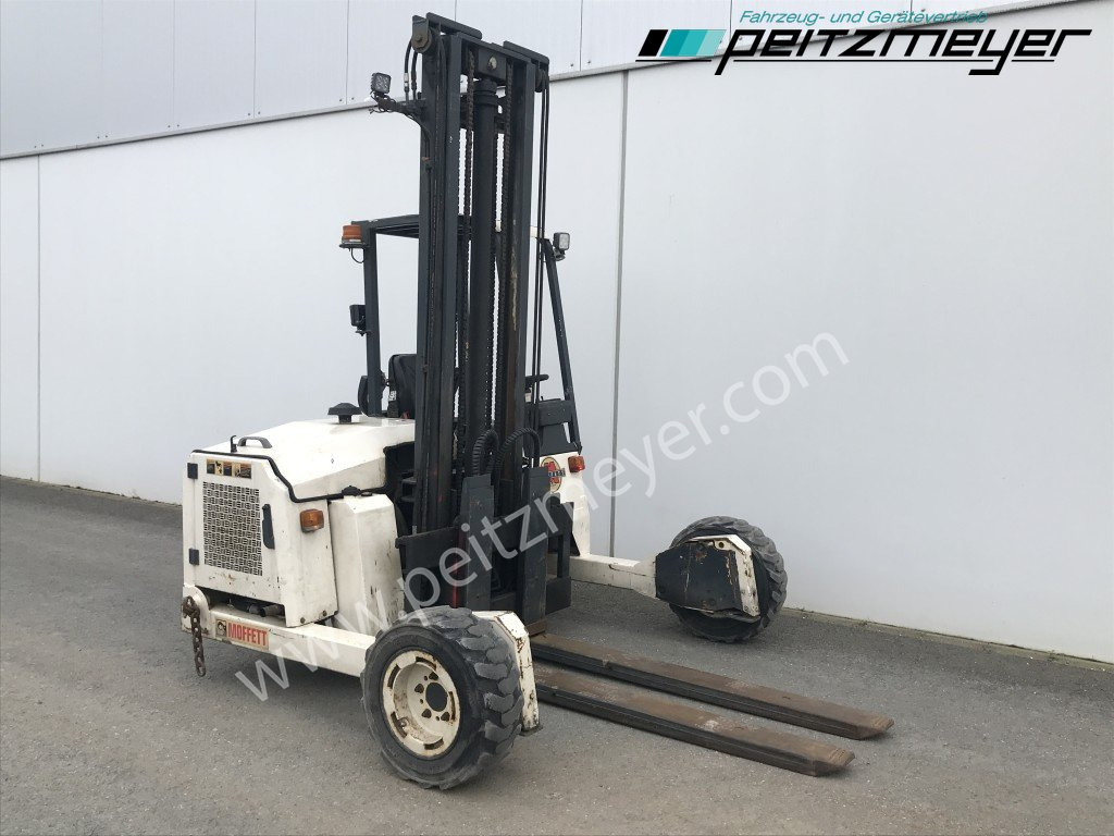 Moffett Mitnahmestapler M 2003 STM Allrad, UVV in 09/25 neu - Hordozható targonca: 2 kép. Moffett Mitnahmestapler M 2003 STM Allrad, UVV in 09/25 neu - Hordozható targonca: 2 kép.
