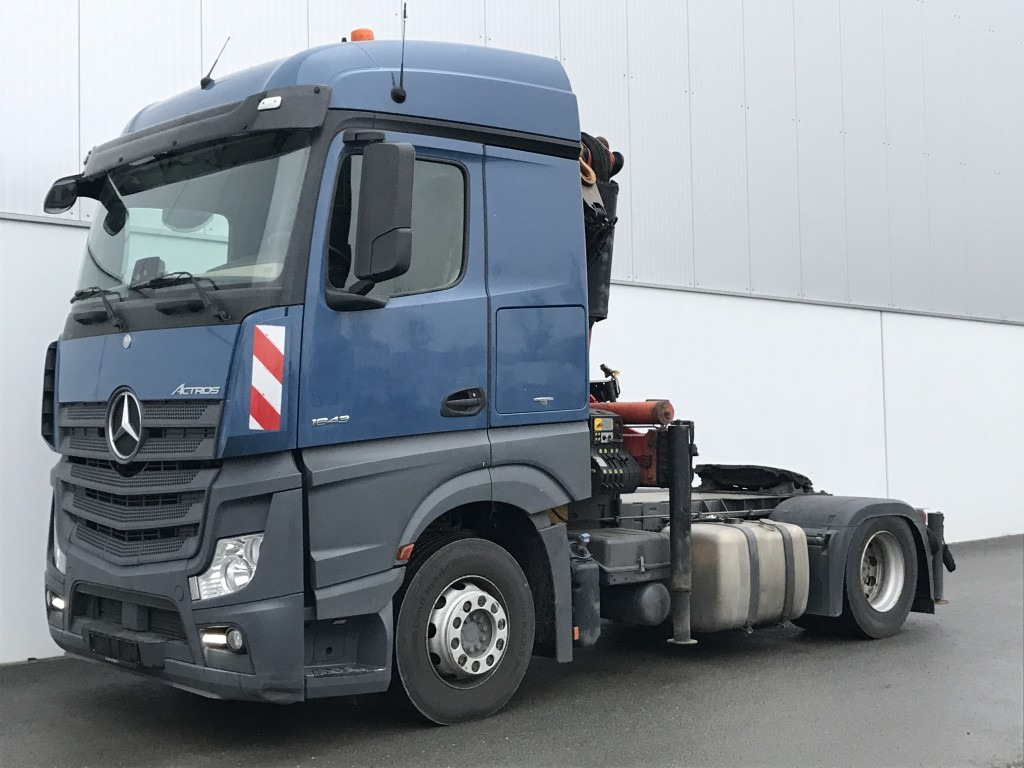 MERCEDES-BENZ Actros 1843 LS Kran Palfinger PK 23002 4 Punkt Abstützung - Nyergesvontató: 2 kép. MERCEDES-BENZ Actros 1843 LS Kran Palfinger PK 23002 4 Punkt Abstützung - Nyergesvontató: 2 kép.
