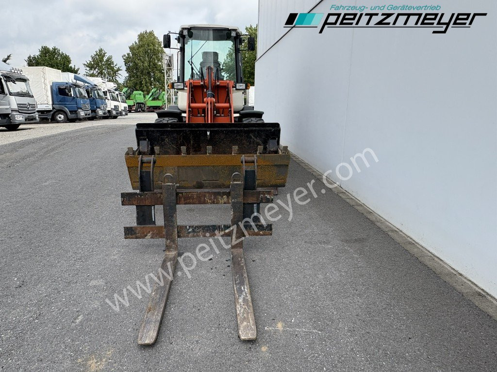 SCHAEFF RADLADER SKL 834 Palettengabel + Klappschaufel - Gumikerekes homlokrakodó: 5 kép. SCHAEFF RADLADER SKL 834 Palettengabel + Klappschaufel - Gumikerekes homlokrakodó: 5 kép.