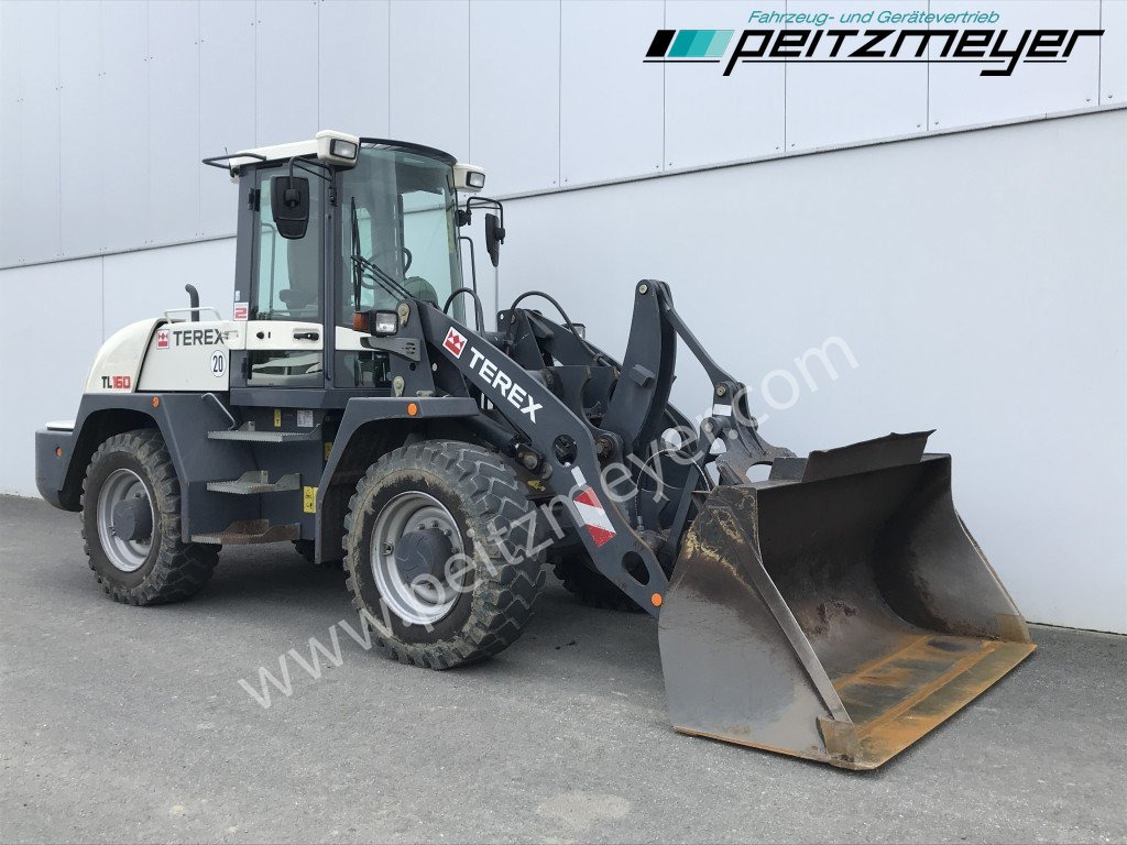 TEREX Radlader TL 160 Schaufel + Gabel - Gumikerekes homlokrakodó: 2 kép. TEREX Radlader TL 160 Schaufel + Gabel - Gumikerekes homlokrakodó: 2 kép.