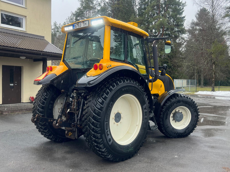 Valtra M150-4 - Traktor: 4 kép. Valtra M150-4 - Traktor: 4 kép.