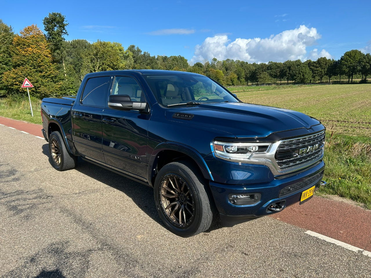 Dodge Ram Pick Up 1500 5.7 V8 4x4 Creb Cab Limeted Hemi Etorque - Pickup: 1 kép. Dodge Ram Pick Up 1500 5.7 V8 4x4 Creb Cab Limeted Hemi Etorque - Pickup: 1 kép.