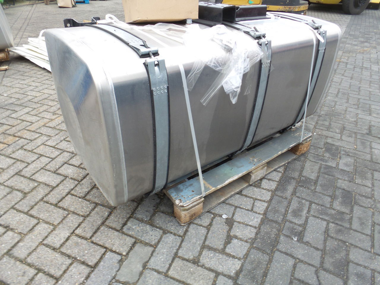 MAN 5 x Man 710 ltr tank orgineel / incl steunen / parts nr 81.12201-6949 - Üzemanyag tartály - Teherautó: 5 kép. MAN 5 x Man 710 ltr tank orgineel / incl steunen / parts nr 81.12201-6949 - Üzemanyag tartály - Teherautó: 5 kép.