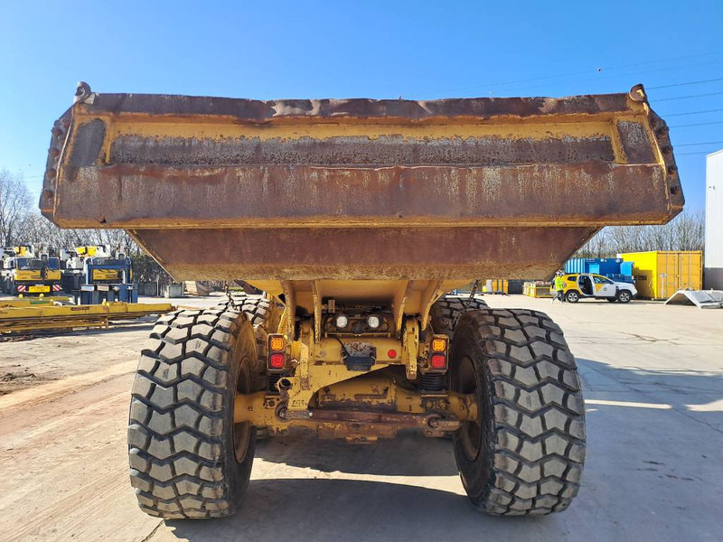 Cat 725C2 - Csuklós dömper: 3 kép. Cat 725C2 - Csuklós dömper: 3 kép.