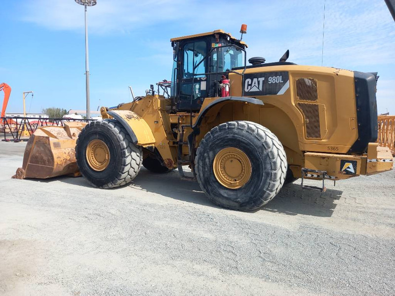 Cat 980L (Abu Dhabi) - Gumikerekes homlokrakodó: 3 kép. Cat 980L (Abu Dhabi) - Gumikerekes homlokrakodó: 3 kép.