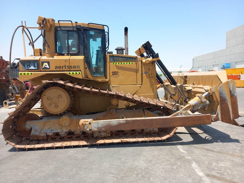 Cat D6T LGP (Abu Dhabi) - Buldózer: 2 kép. Cat D6T LGP (Abu Dhabi) - Buldózer: 2 kép.