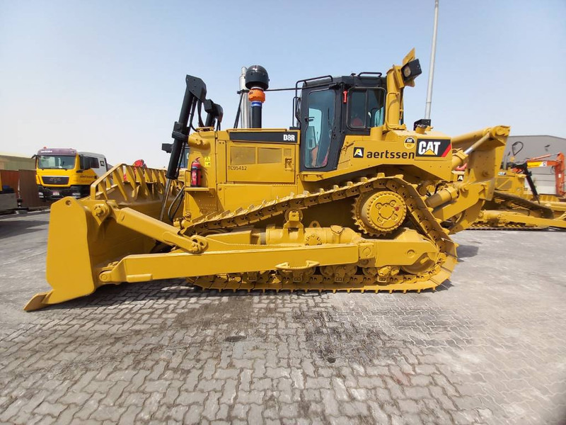 Cat D8R (Abu Dhabi) - Buldózer: 1 kép. Cat D8R (Abu Dhabi) - Buldózer: 1 kép.