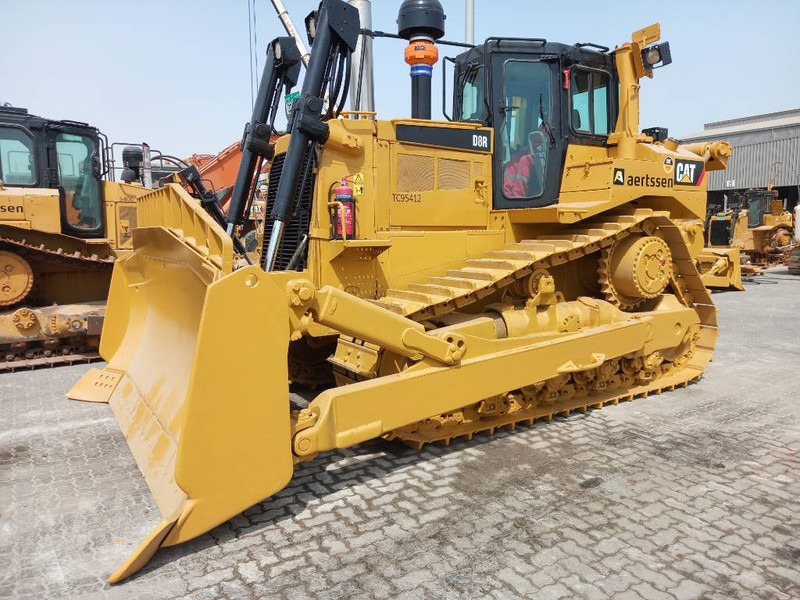 Cat D8R (Abu Dhabi) - Buldózer: 2 kép. Cat D8R (Abu Dhabi) - Buldózer: 2 kép.