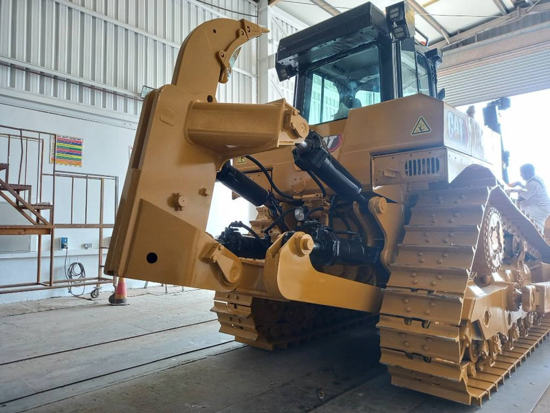 Cat D8T (Jebel Ali) - Buldózer: 4 kép. Cat D8T (Jebel Ali) - Buldózer: 4 kép.
