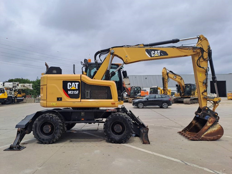 Cat M 315 F - Gumikerekes kotró: 5 kép. Cat M 315 F - Gumikerekes kotró: 5 kép.