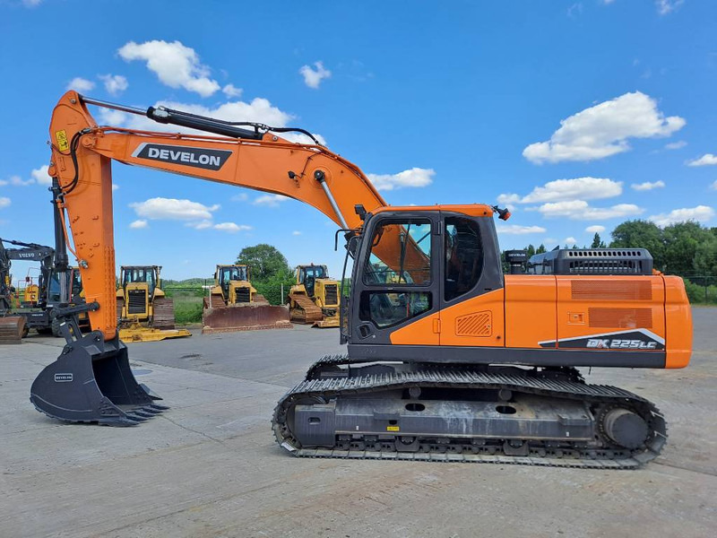 Develon DX225LC-7M - Lánctalpas kotró: 1 kép. Develon DX225LC-7M - Lánctalpas kotró: 1 kép.