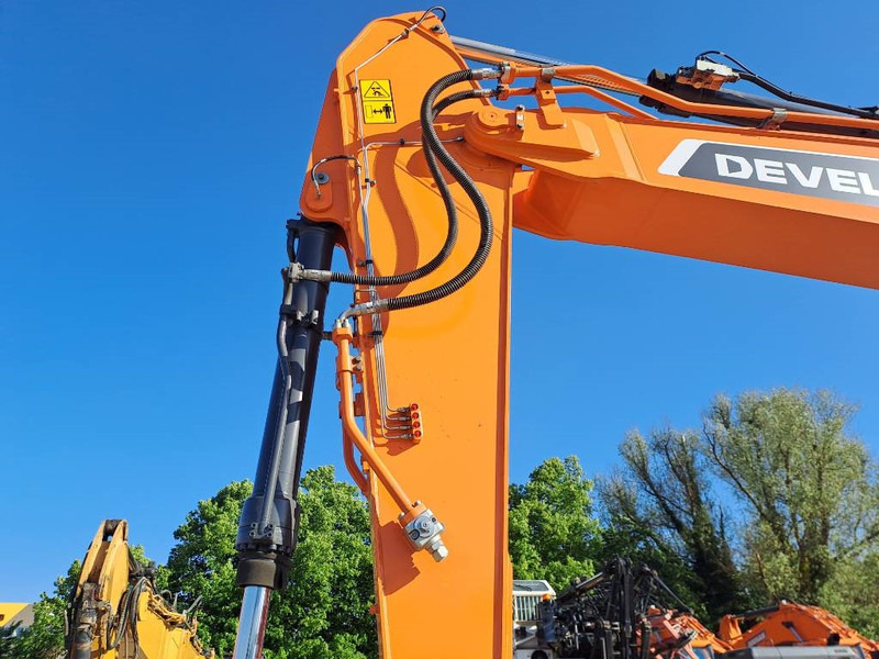 Új Lánctalpas kotró Develon DX300LC-7M: 8 kép.
