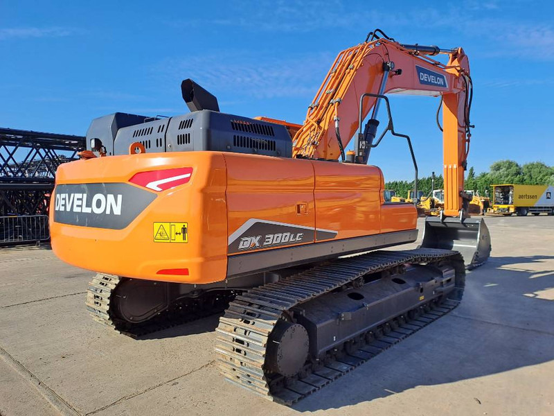 Develon DX300LC-7M - Lánctalpas kotró: 4 kép. Develon DX300LC-7M - Lánctalpas kotró: 4 kép.