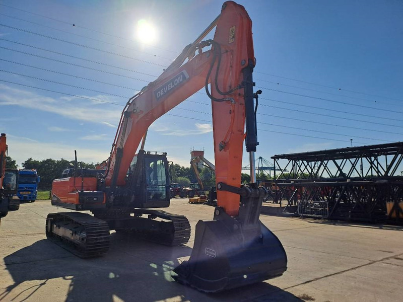 Új Lánctalpas kotró Develon DX300LC-7M: 6 kép.