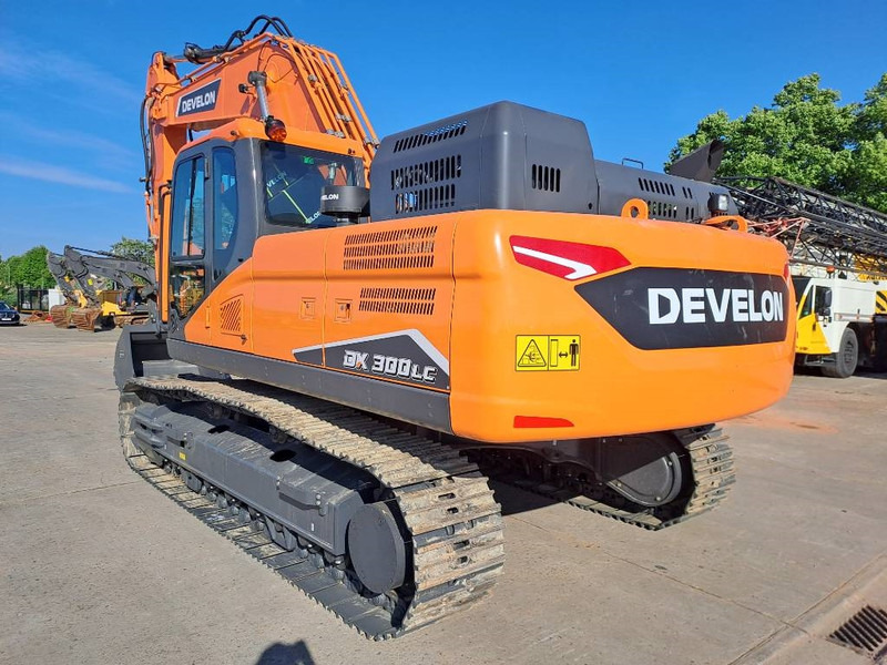 Develon DX300LC-7M - Lánctalpas kotró: 2 kép. Develon DX300LC-7M - Lánctalpas kotró: 2 kép.