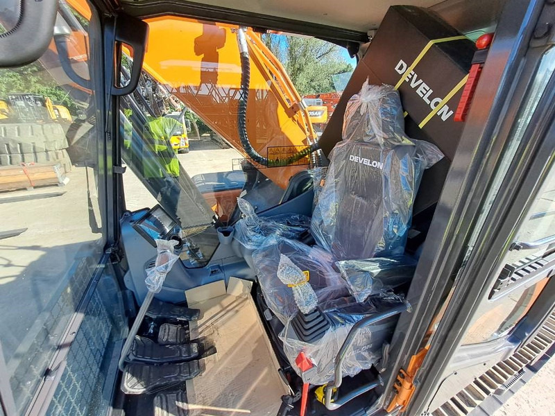 Új Lánctalpas kotró Develon DX300LC-7M: 20 kép.
