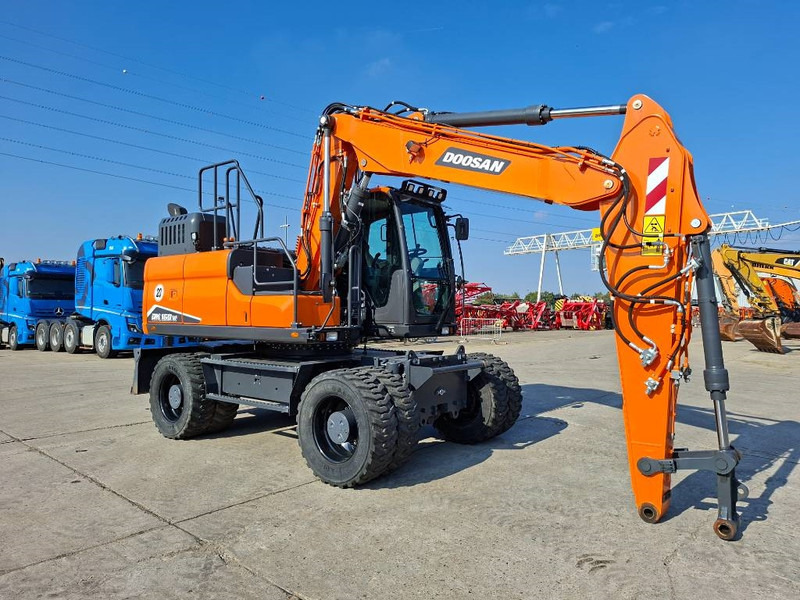 Doosan DX 160 W-7 (EX Demo) - Gumikerekes kotró: 3 kép. Doosan DX 160 W-7 (EX Demo) - Gumikerekes kotró: 3 kép.
