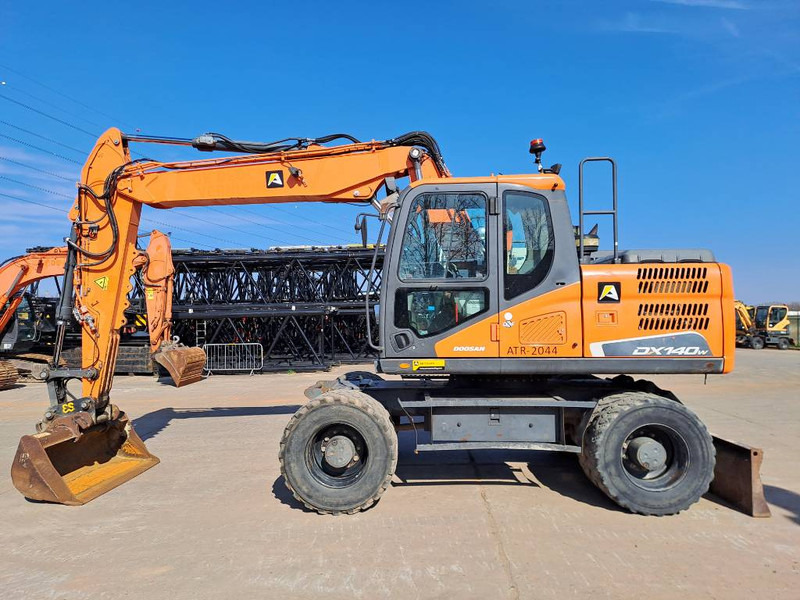 Doosan DX140W-5 - Gumikerekes kotró: 1 kép. Doosan DX140W-5 - Gumikerekes kotró: 1 kép.