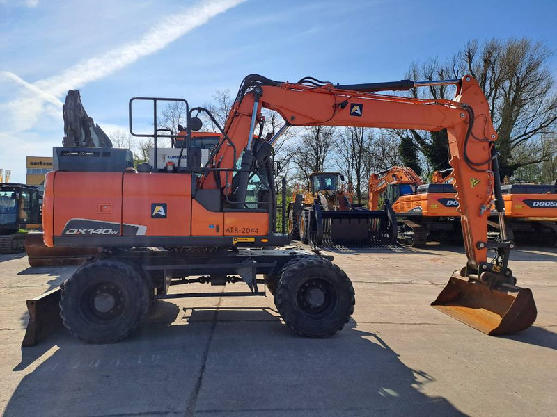 Doosan DX140W-5 - Gumikerekes kotró: 5 kép. Doosan DX140W-5 - Gumikerekes kotró: 5 kép.