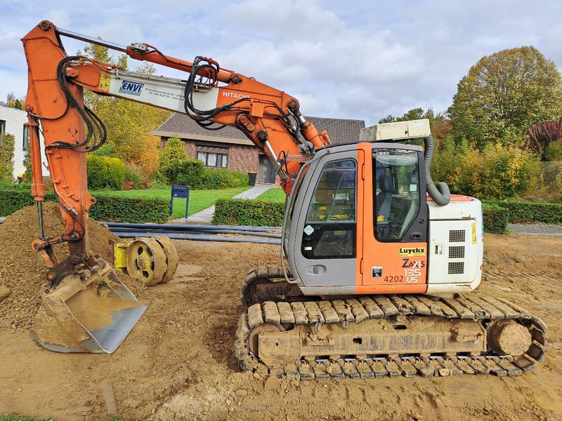 Hitachi ZX135US - Lánctalpas kotró: 1 kép. Hitachi ZX135US - Lánctalpas kotró: 1 kép.