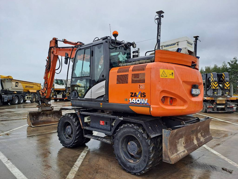 Hitachi ZX140WTB-6 (Topcon GPS + Engcon) - Gumikerekes kotró: 2 kép. Hitachi ZX140WTB-6 (Topcon GPS + Engcon) - Gumikerekes kotró: 2 kép.