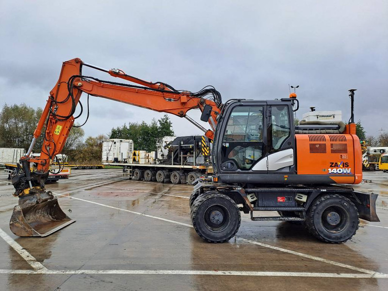 Hitachi ZX140WTB-6 (Topcon GPS + Engcon) - Gumikerekes kotró: 1 kép. Hitachi ZX140WTB-6 (Topcon GPS + Engcon) - Gumikerekes kotró: 1 kép.