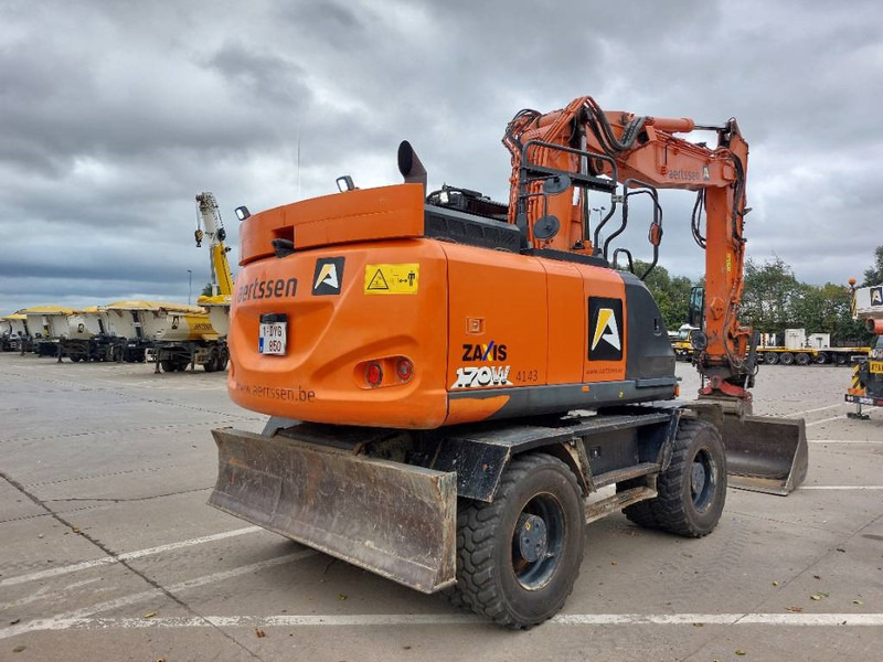 Hitachi ZX170W-6 (+ Rototilt R5) - Gumikerekes kotró: 4 kép. Hitachi ZX170W-6 (+ Rototilt R5) - Gumikerekes kotró: 4 kép.