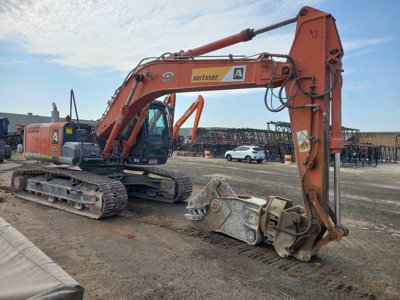 Hitachi ZX220LC (Abu Dhabi) - Lánctalpas kotró: 3 kép. Hitachi ZX220LC (Abu Dhabi) - Lánctalpas kotró: 3 kép.