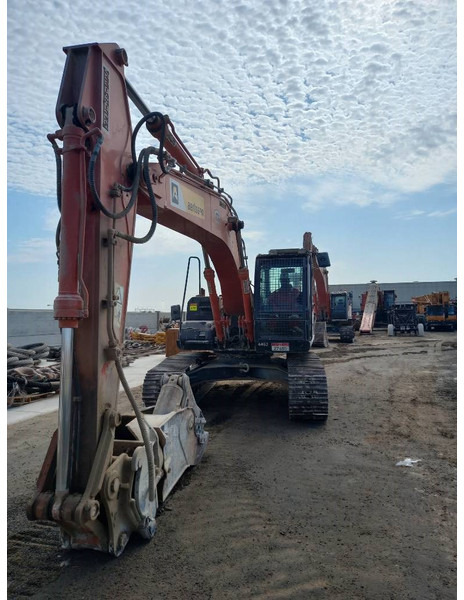 Hitachi ZX220LC (Abu Dhabi) - Lánctalpas kotró: 5 kép. Hitachi ZX220LC (Abu Dhabi) - Lánctalpas kotró: 5 kép.