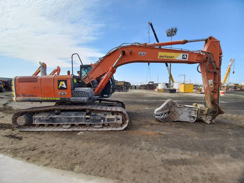 Hitachi ZX220LC (Abu Dhabi) - Lánctalpas kotró: 2 kép. Hitachi ZX220LC (Abu Dhabi) - Lánctalpas kotró: 2 kép.