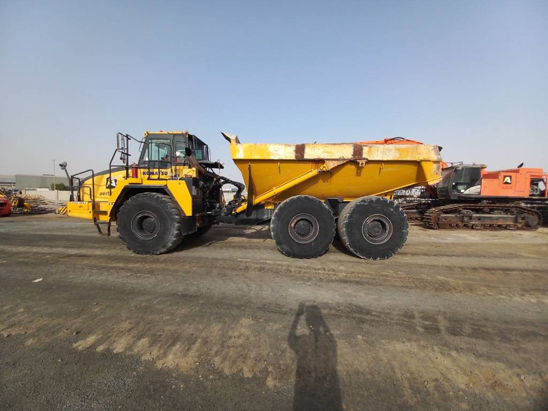 Komatsu HM400-3R (4 pcs available in Abu Dhabi) - Csuklós dömper: 1 kép. Komatsu HM400-3R (4 pcs available in Abu Dhabi) - Csuklós dömper: 1 kép.