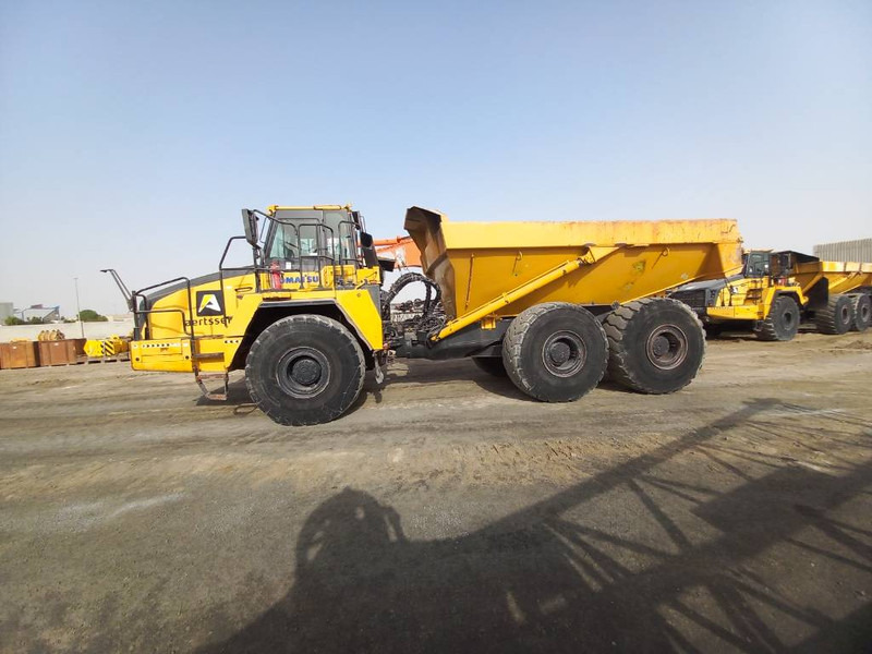 Komatsu HM400-3R (4 pcs available in Abu Dhabi) - Csuklós dömper: 1 kép. Komatsu HM400-3R (4 pcs available in Abu Dhabi) - Csuklós dömper: 1 kép.