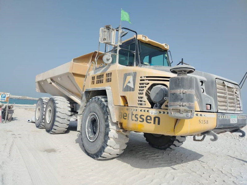 Komatsu HM400-3R (4 pieces available in Abu Dhabi) - Csuklós dömper: 4 kép. Komatsu HM400-3R (4 pieces available in Abu Dhabi) - Csuklós dömper: 4 kép.